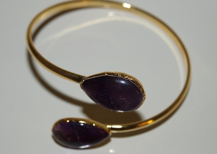 Stones from Uruguay - Amethyst Teardrop Cabochon Bracelet, Gold Plated