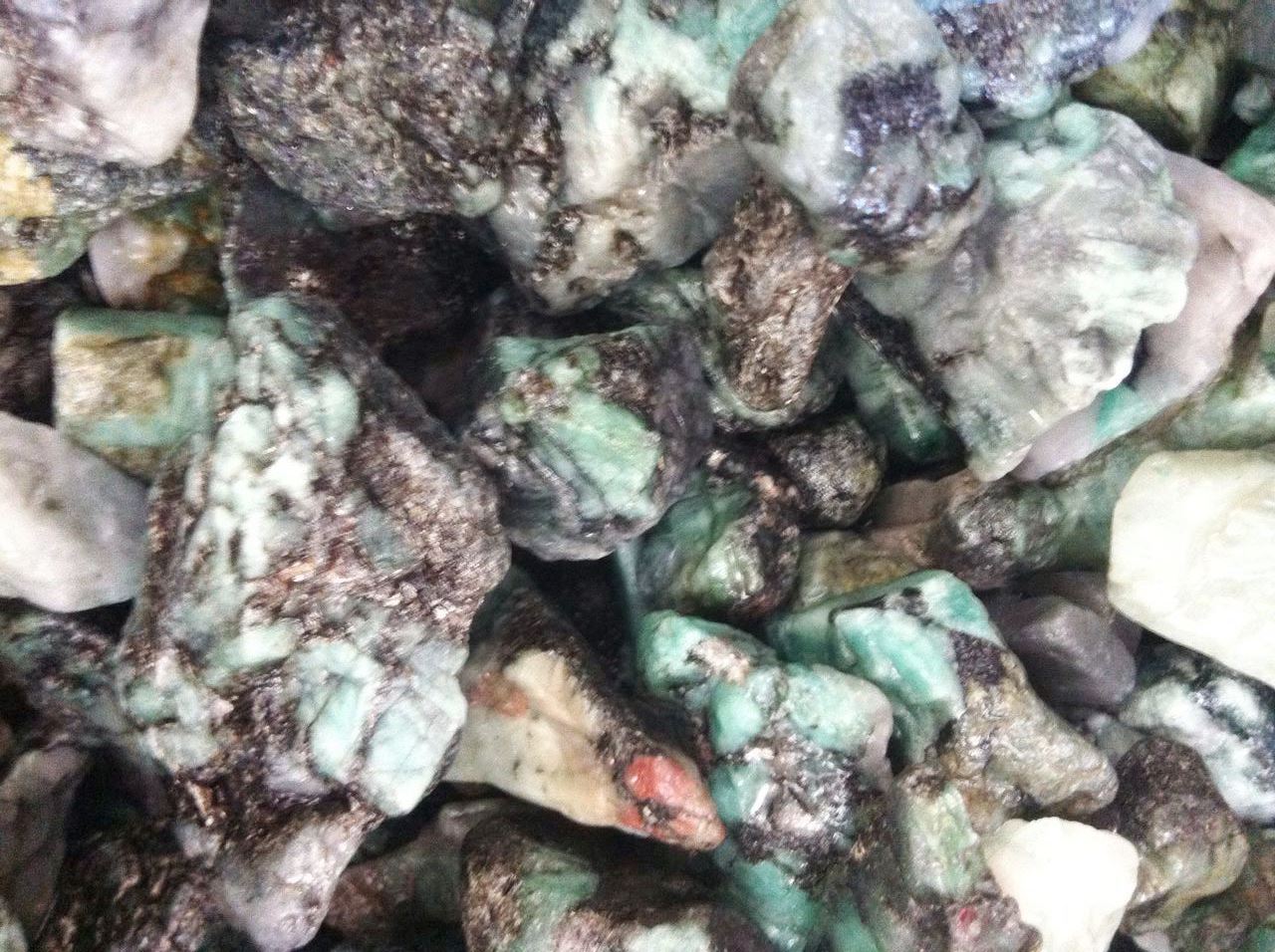 Stones from Uruguay -  Canga of Emerald 